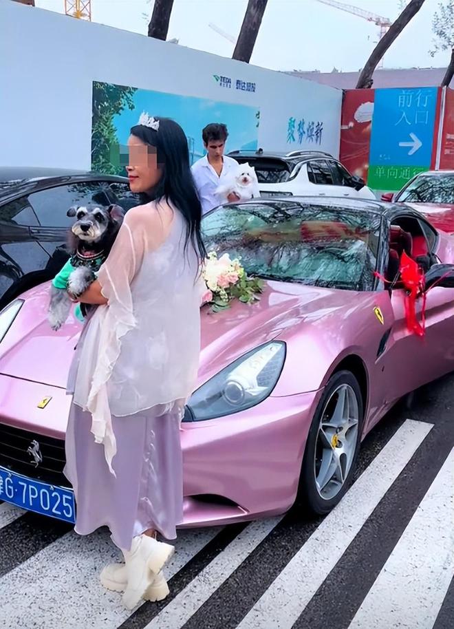 宅豪车法拉利接亲外国小伙乐坏了不朽情缘MG富婆给狗办婚礼送豪(图3)
