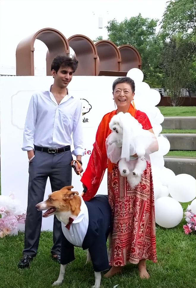 宅豪车法拉利接亲外国小伙乐坏了不朽情缘MG富婆给狗办婚礼送豪(图16)