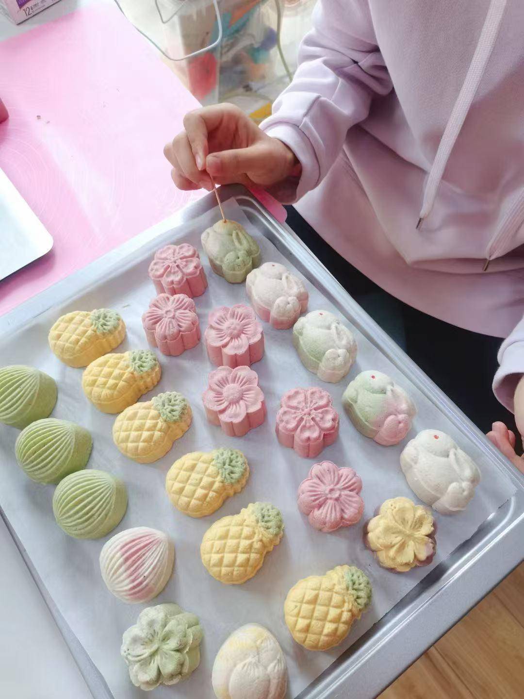 月饼热销还可量身定制有商家一周内售出上千枚不朽情缘登录“毛孩子”也过中秋！成都宠物(图2)